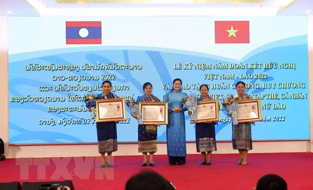 Otorgan distinción de Estado vietnamita a la Unión de Mujeres de Laos ảnh 1