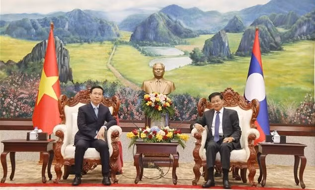 Dirigentes laosianos reciben a delegación partidista vietnamita ảnh 1