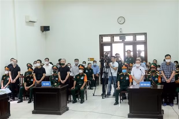 Condenan a prisión a ex oficiales vietnamitas involucrados en caso de contrabando ảnh 1
