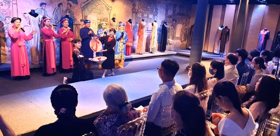 Presentación de patrimonios culturales inmateriales vietnamitas deleita al público ảnh 1