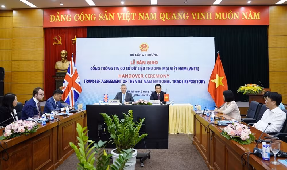 Reino Unido entrega portal de base de datos de comercio a Vietnam ảnh 1