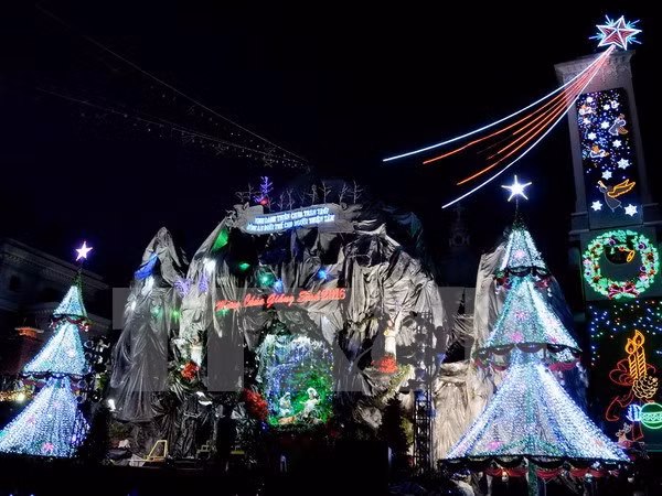 Vietnamitas disfrutan de Navidad en ambiente de alegría ảnh 2