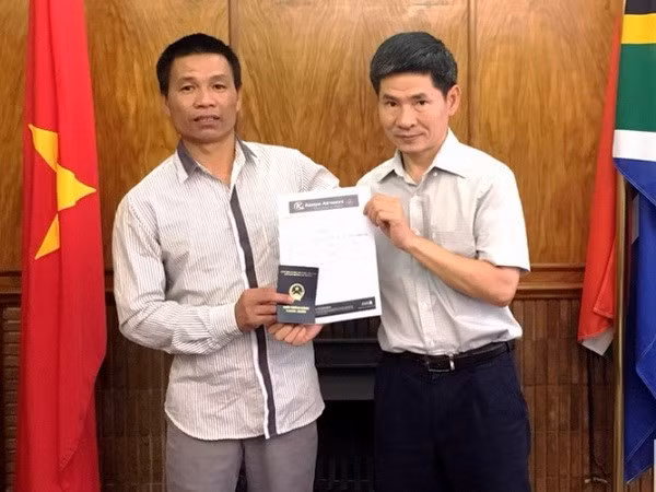 Embajada de Vietnam en Sudáfrica ayuda a coterráneo accidentado ảnh 1