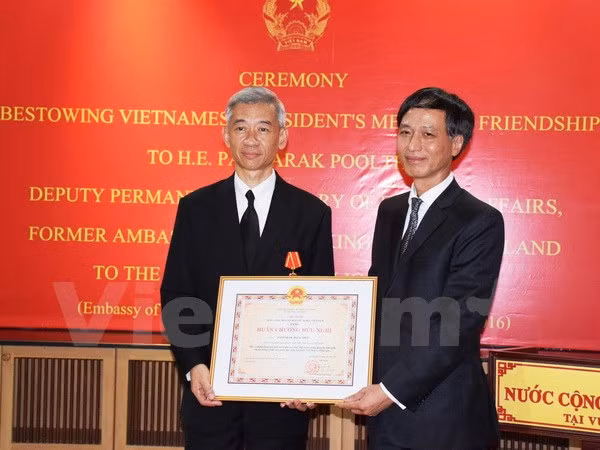 Confiere presidente de Vietnam Orden de Amistad a ex embajador tailandés ảnh 1