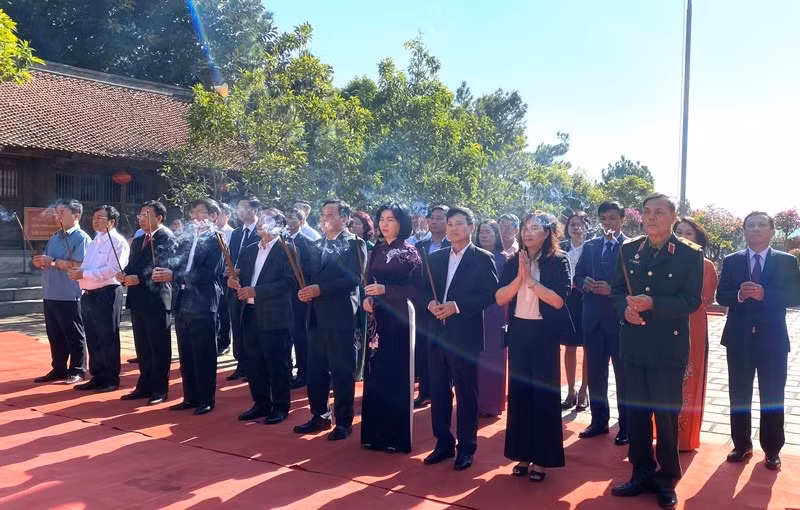 Autoridades municipales de Hanoi ofrecen inciensos al destacado educador Chu Van An ảnh 1 Autoridades municipales de Hanoi ofrecen inciensos al destacado educador Chu Van An ảnh 1