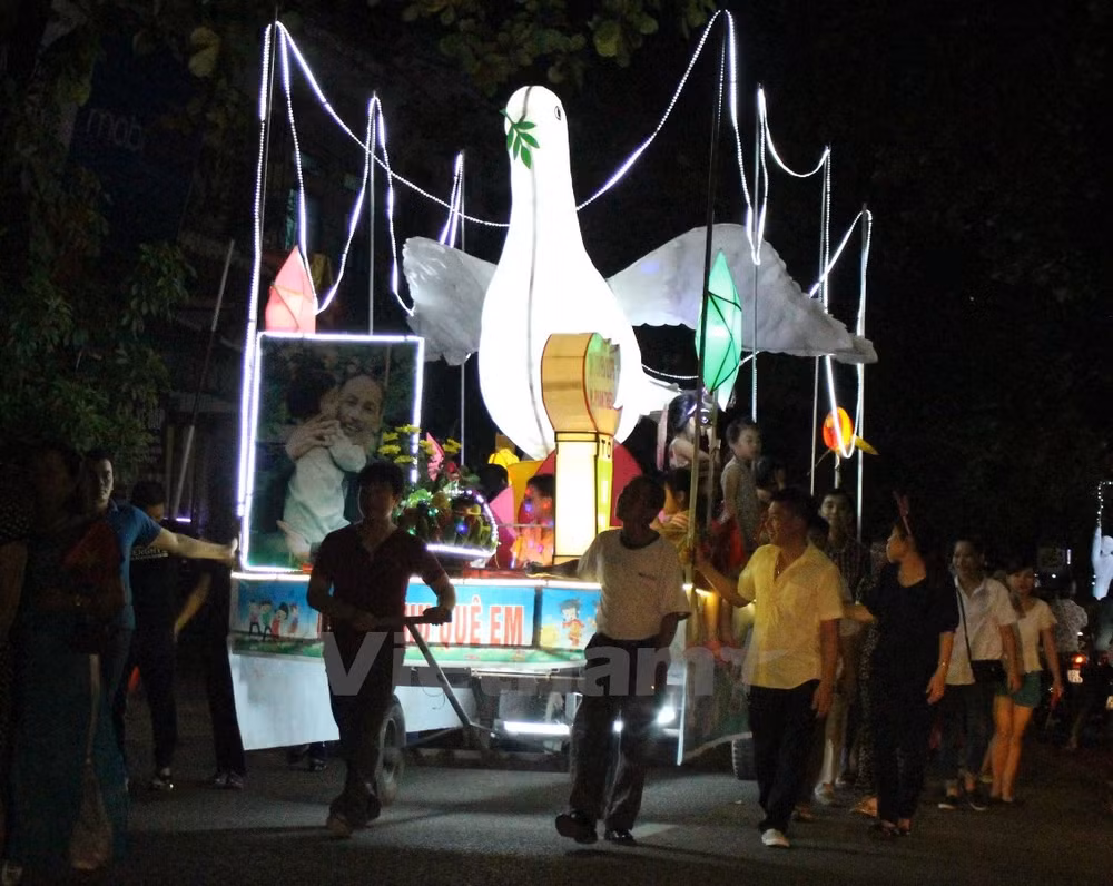 Actividades del festival otoñal brindan alegría a infantes ảnh 3