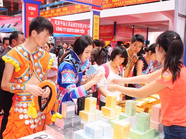 Lao Cai acogerá XV Feria Internacional de Comercio Fronterizo Vietnam- ảnh 1