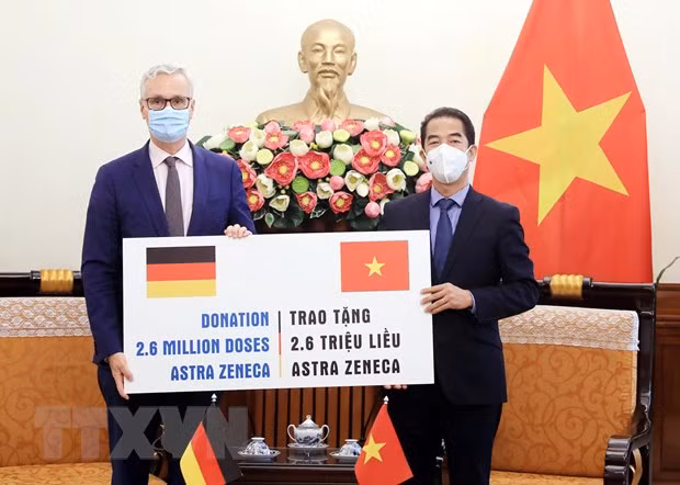 Vietnam recibe 2,6 millones de dosis de vacuna contra COVID-19 donadas por Alemania ảnh 1