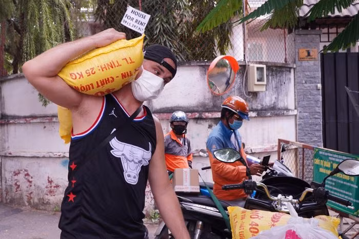 Hombre francés se une a lucha contra el COVID-19 en Ciudad Ho Chi Minh ảnh 1