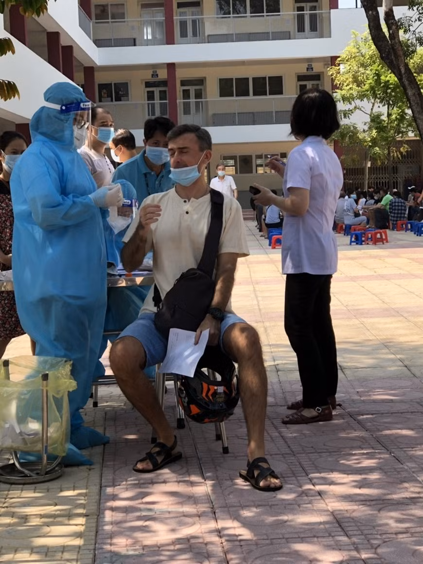 Ciudadanos extranjeros en Hanoi, felices de ser vacunados contra el coronavirus ảnh 2