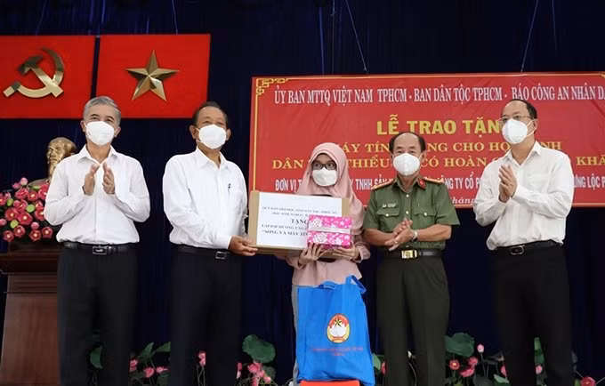 Apoyan a estudiantes de etnias minoritarias con pocos recursos ảnh 1