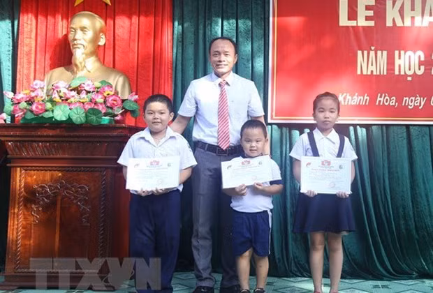 Estudiantes de primaria en distrito insular vietnamita comienzan nuevo año escolar ảnh 1