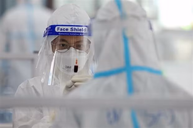 Reducen en Vietnam casos diarios del COVID-19 ảnh 1