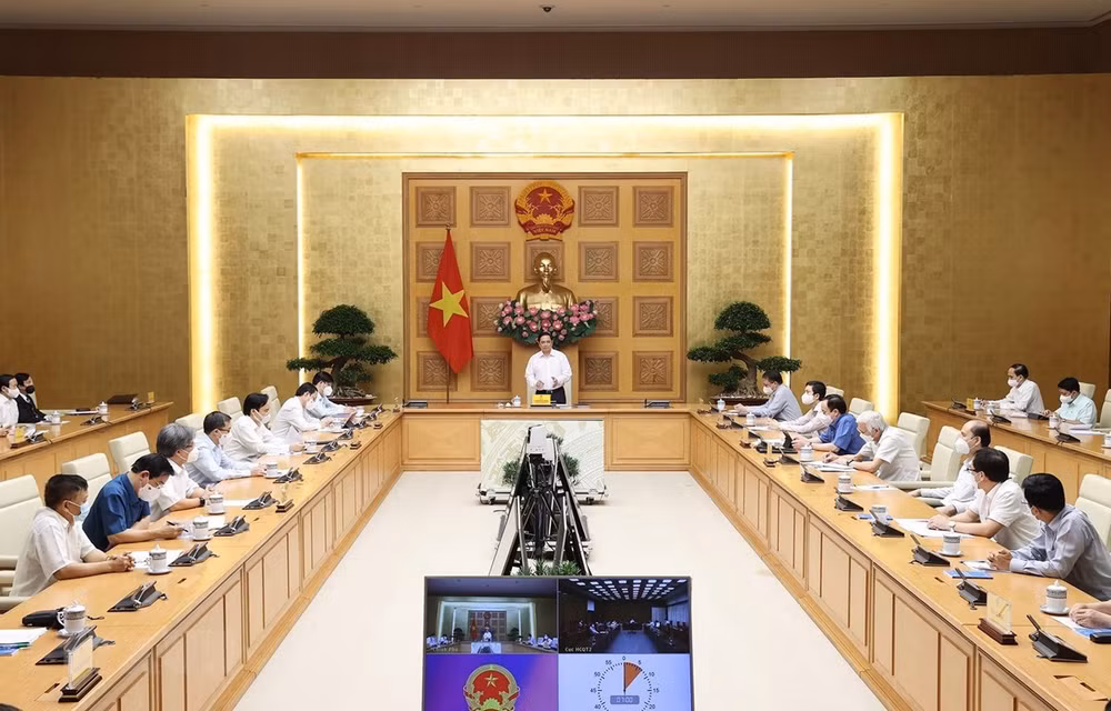 Primer ministro de Vietnam pide buscar medidas para adaptarse de forma segura al COVID-19 ảnh 1