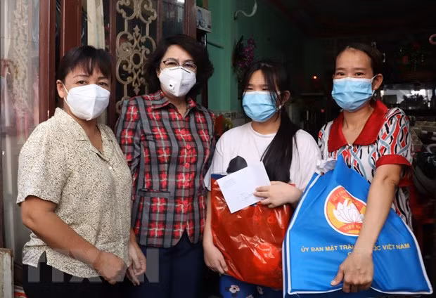 "Linternas iluminan sueños" para niños vietnamitas durante el Festival del Medio Otoño ảnh 2