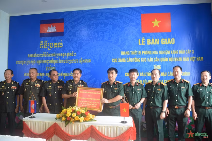 Vietnam entrega equipos de laboratorio de petróleo a ejército de Camboya ảnh 2