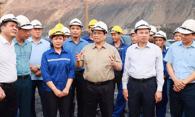 Primer ministro vietnamita inspecciona producción de electricidad en Quang Ninh ảnh 3
