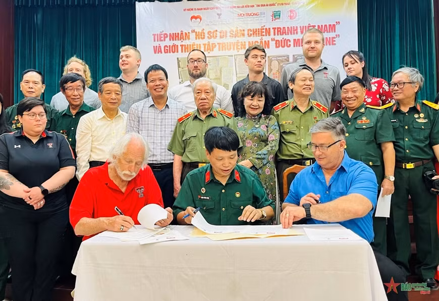 Centro de EE.UU. entrega recuerdos de mártires a organización vietnamita ảnh 2