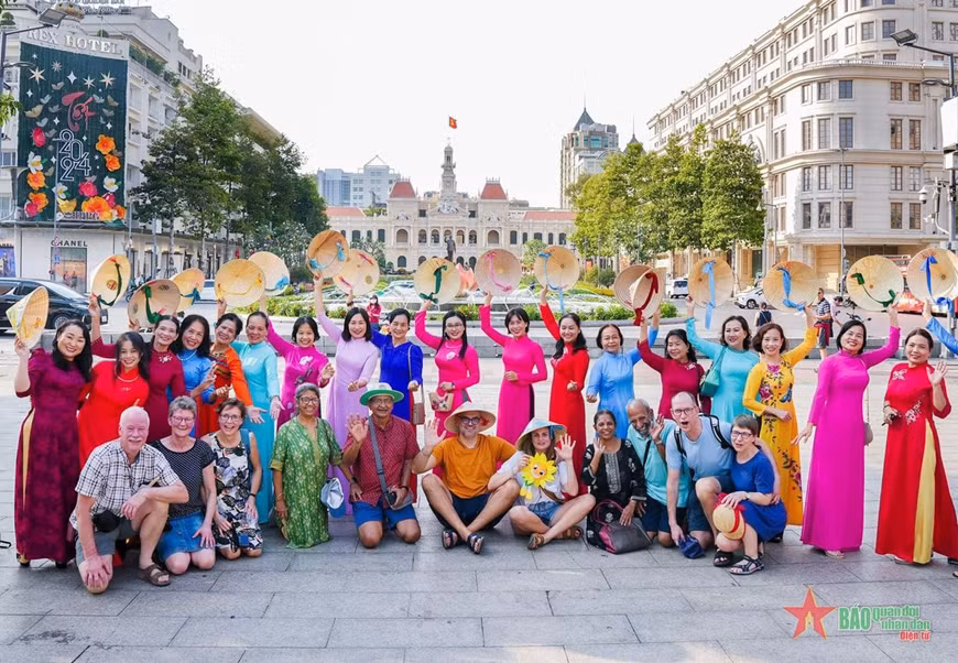 Más de tres millones de personas se unen al Festival de Ao dai de Ciudad Ho Chi Minh ảnh 1