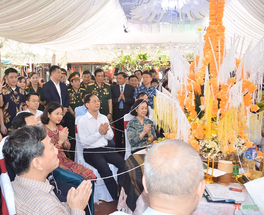 Dirigentes vietnamitas participan en festival tradicional de Laos en Hanoi ảnh 1