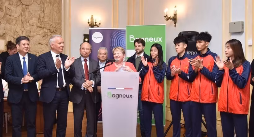 Alcaldesa de Bagneux recibe a atletas vietnamitas de taekwondo ảnh 1