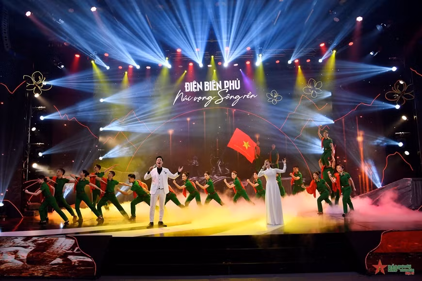 Programa artístico conmemora aniversario 70 de la victoria de Dien Bien Phu ảnh 1