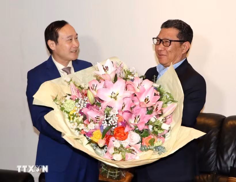 Diplomáticos vietnamitas en Bélgica y Cuba saludan fiesta Bun Pi May de Laos ảnh 1