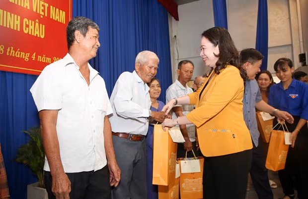 Presidenta interina entrega obsequios a personas desfavorecidas en la provincia de Tay Ninh ảnh 1