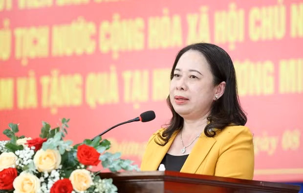 Presidenta interina entrega obsequios a personas desfavorecidas en la provincia de Tay Ninh ảnh 2