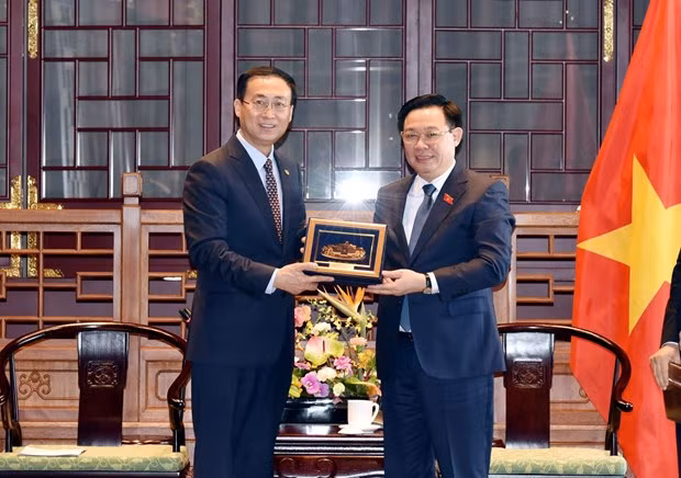 Presidente parlamentario vietnamita se reúne con jefes de principales corporaciones de China ảnh 3