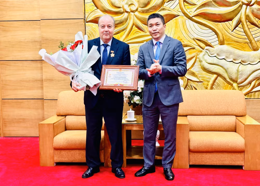 Vietnam entrega medalla conmemorativa de amistad a embajador argelino ảnh 1