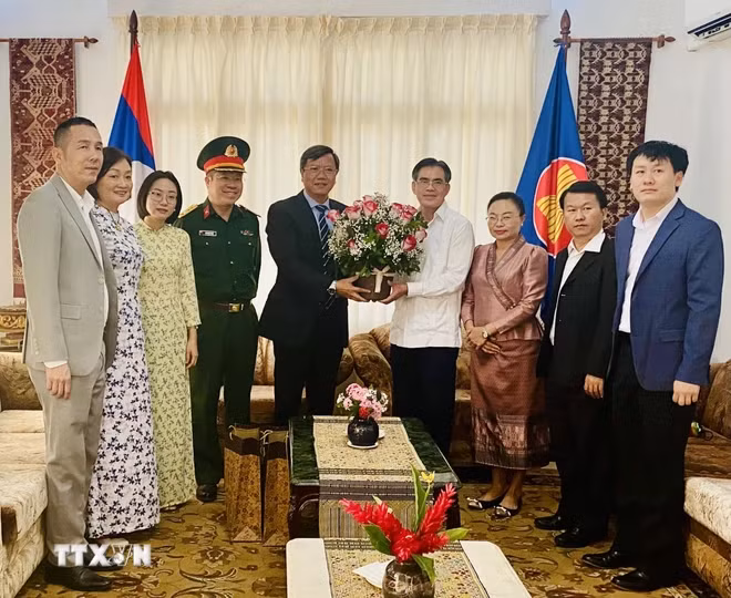 Diplomáticos vietnamitas en Bélgica y Cuba saludan fiesta Bun Pi May de Laos ảnh 2