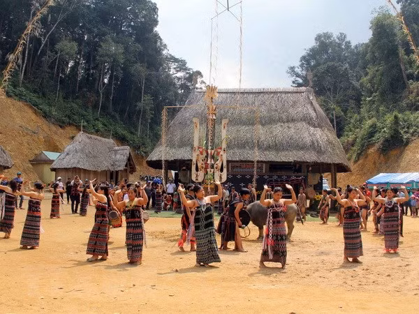 Provincia vietnamita revive la arquitectura tradicional del grupo étnico Co Tu ảnh 1