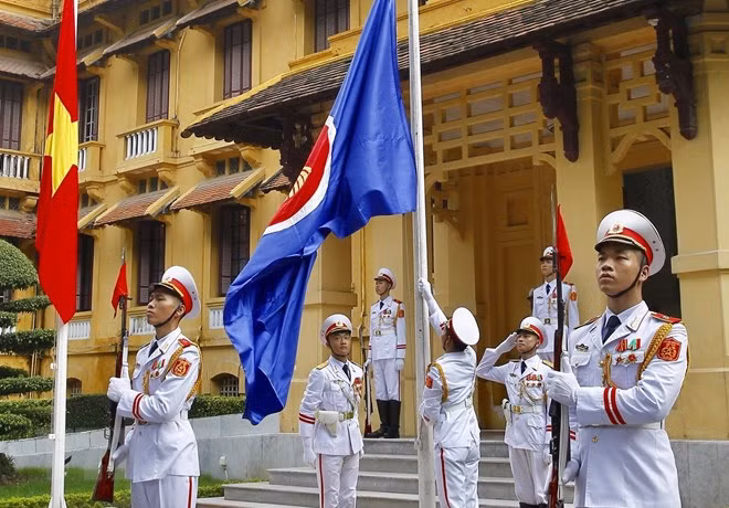 Celebran en Hanoi acto de izamiento de bandera de la ASEAN ảnh 1