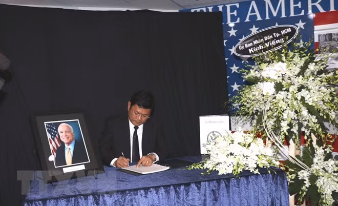 Autoridades de Ciudad Ho Chi Minh rinden homenaje póstumo a John McCain ảnh 1