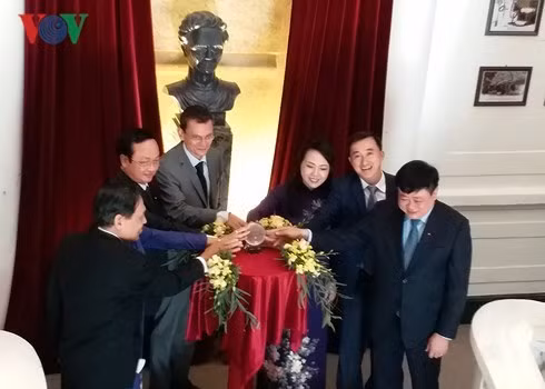 Inauguran en hospital vietnamita busto en homenaje a la científica Marie Curie ảnh 1