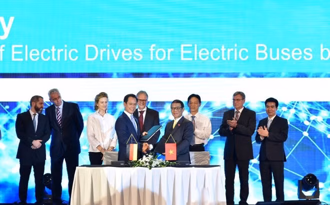 Vietnam fabrica autobuses eléctricos hacia un futuro verde ảnh 1