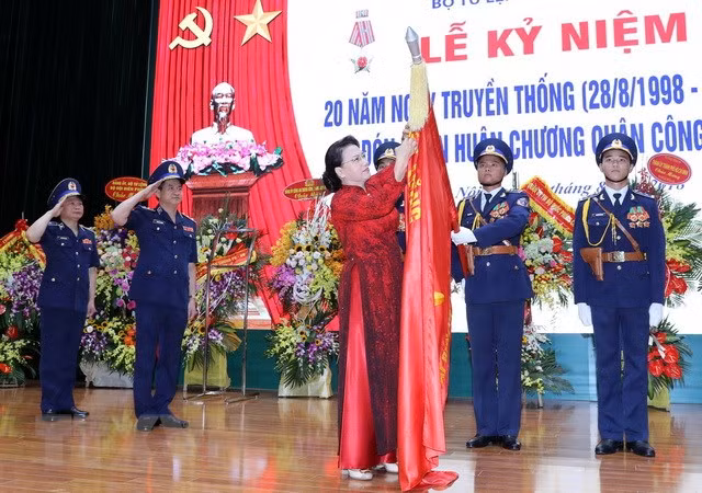 Presidenta del Parlamento de Vietnam subraya necesidad de renovación de la guardia costera ảnh 1