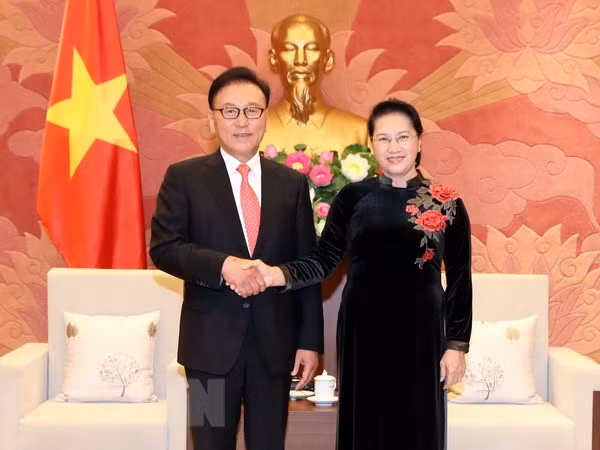 Presidenta del Parlamento de Vietnam se compromete a facilitar operaciones de empresas foráneas ảnh 1
