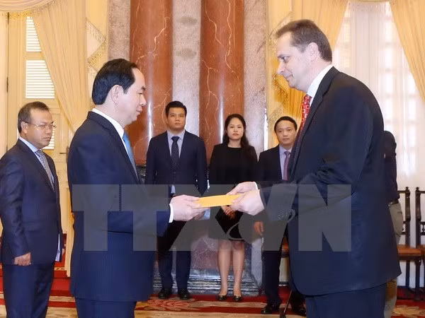 Presidente vietnamita recibe a nuevos embajadores ảnh 1