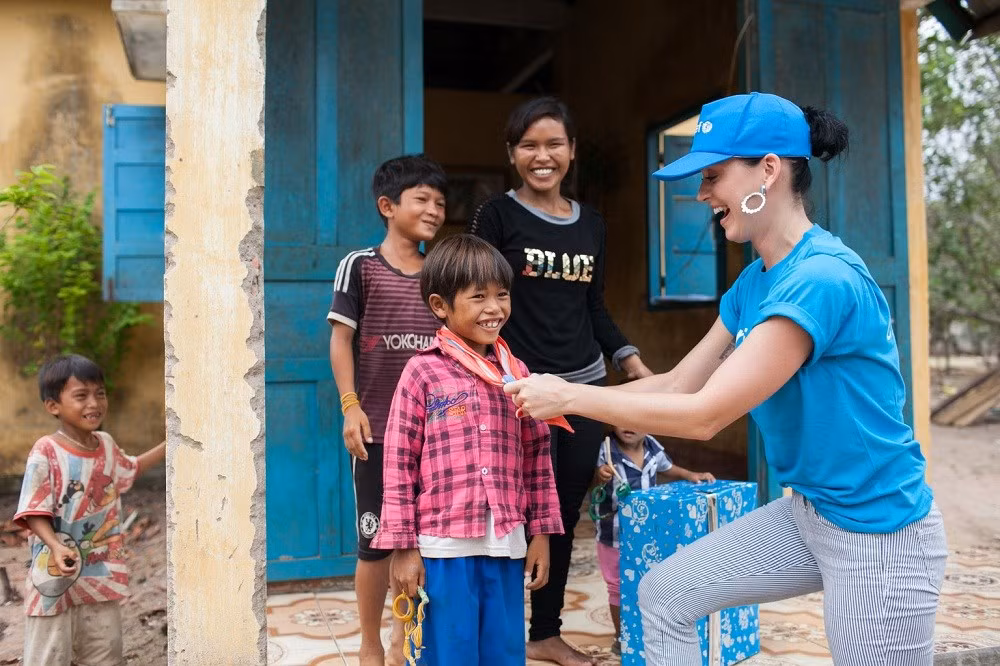 Katy Perry visita a niños con condiciones difíciles en Vietnam ảnh 4