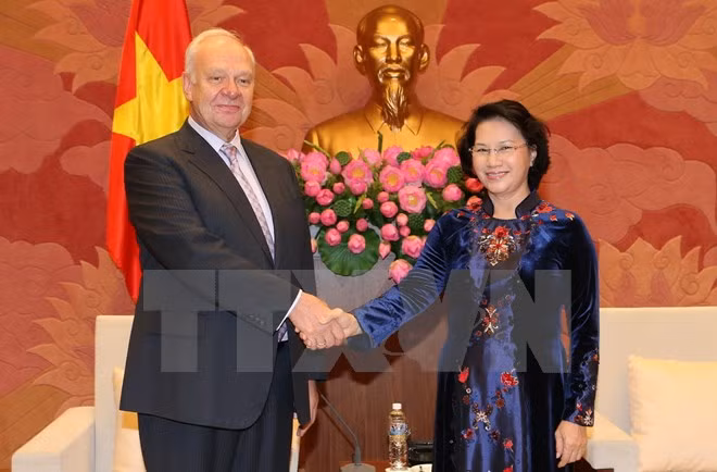 Líder parlamentaria de Vietnam recibe a embajadores de Rusia y Japón ảnh 1