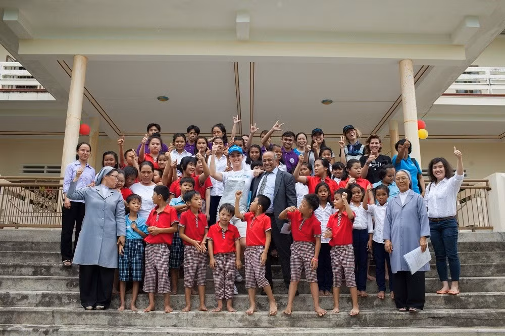 Katy Perry visita a niños con condiciones difíciles en Vietnam ảnh 6
