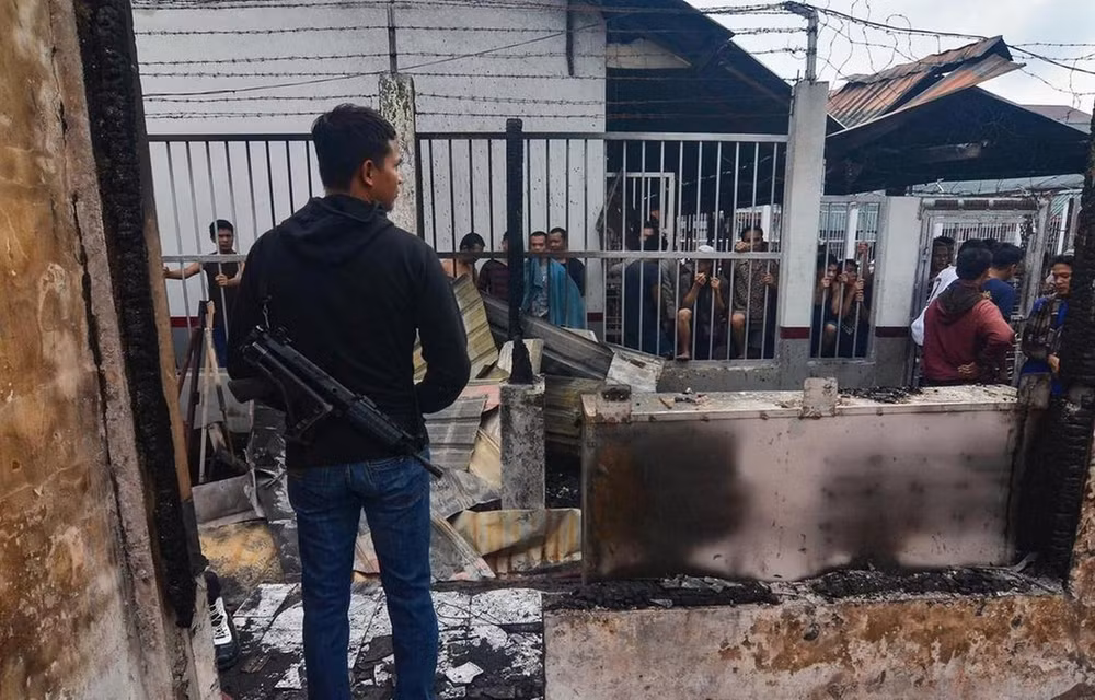 Policía indonesia recapturó a más de 100 presos fugados en isla de Sumatra ảnh 1