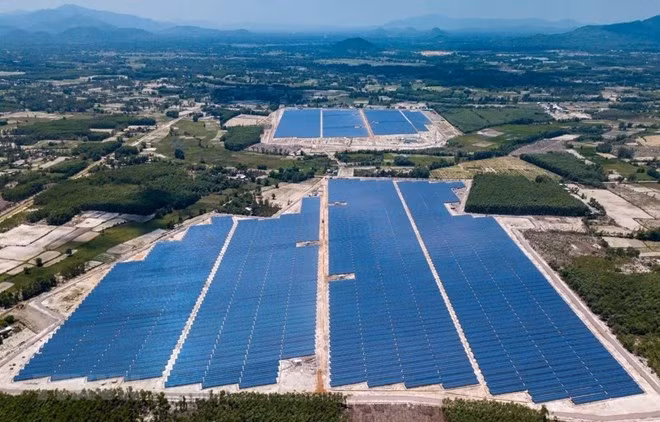 Planta fotovoltaica de provincia vietnamita conecta a la red nacional de electricidad ảnh 1
