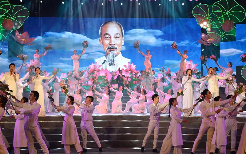 Rinden homenaje en Vietnam al Presidente Ho Chi Minh en el 129 aniversario de su natalicio ảnh 1