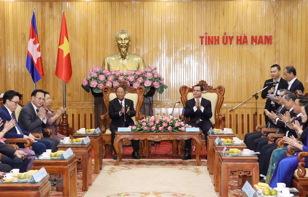 Presidente de la Asamblea Nacional camboyana recorrió la provincia de Ha Nam durante su visita a Vietnam ảnh 1