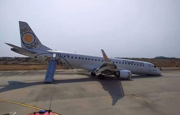 Un avión myanmeno aterriza sin ruedas delanteras ảnh 1