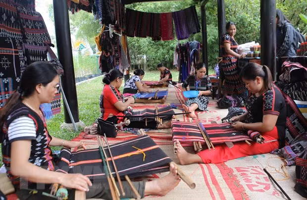 Atrajo Festival de Oficios Tradicionales en Vietnam a más de 400 mil visitantes ảnh 1