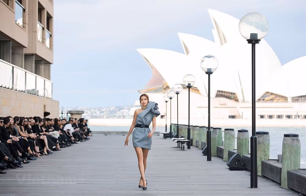 Performance de moda de diseñador vietnamita atrae gran interés del público en Australia ảnh 1